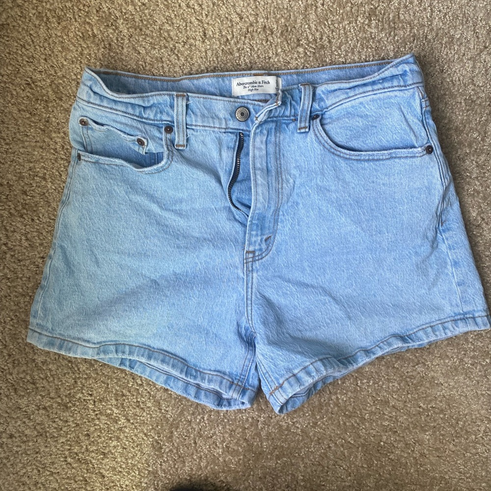 Abercrombie & Fitch the mom 4” jean shorts